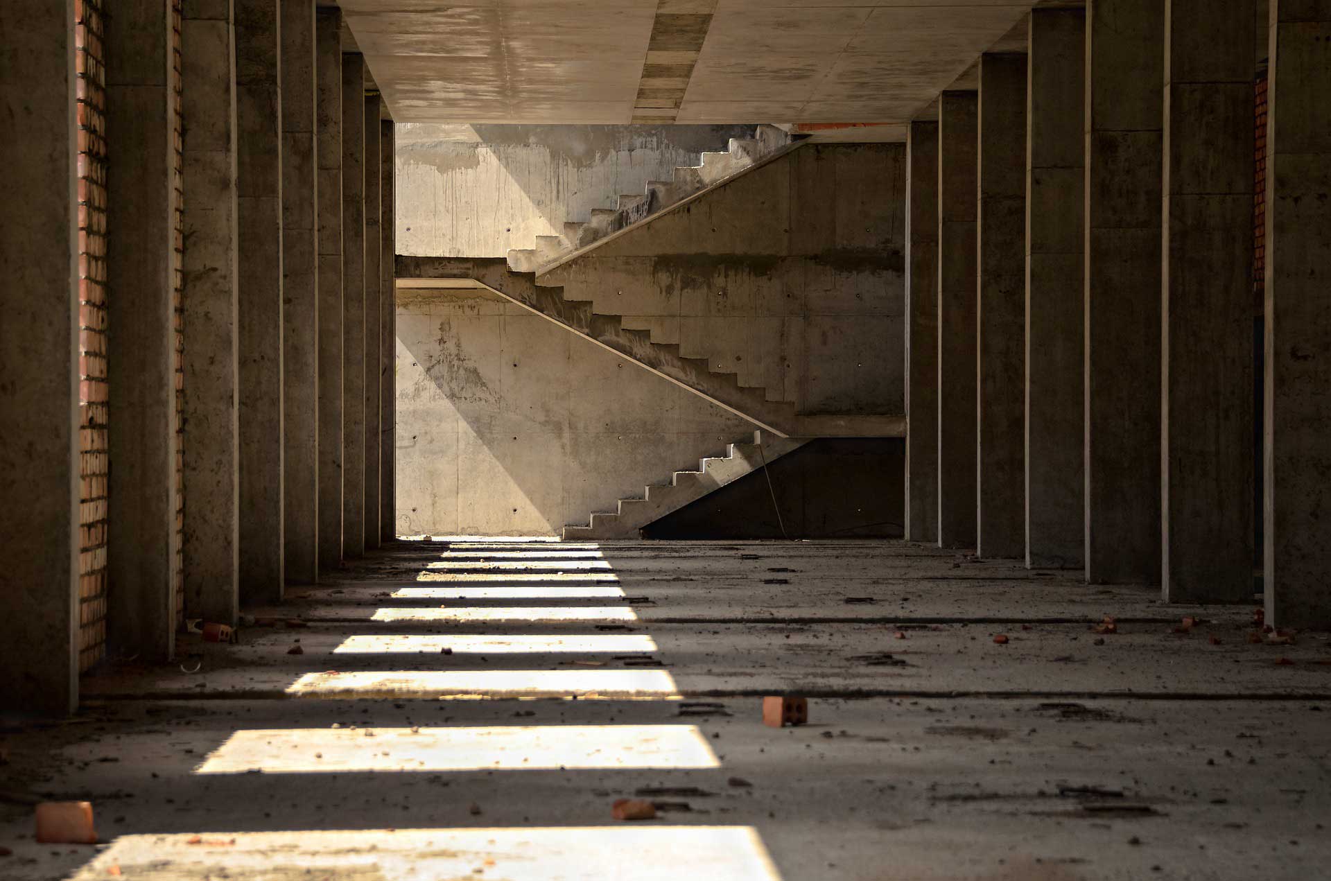 En trappa på en betongvägg